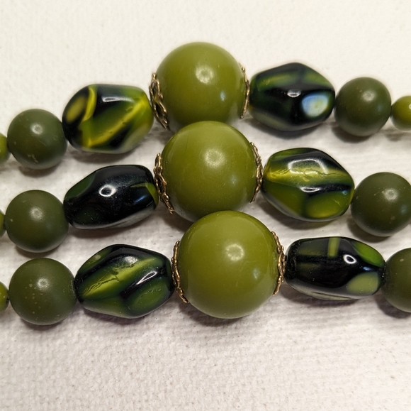 Triple stand Vintage Green beaded bracelet with gold tone closure - Picture 7 of 9